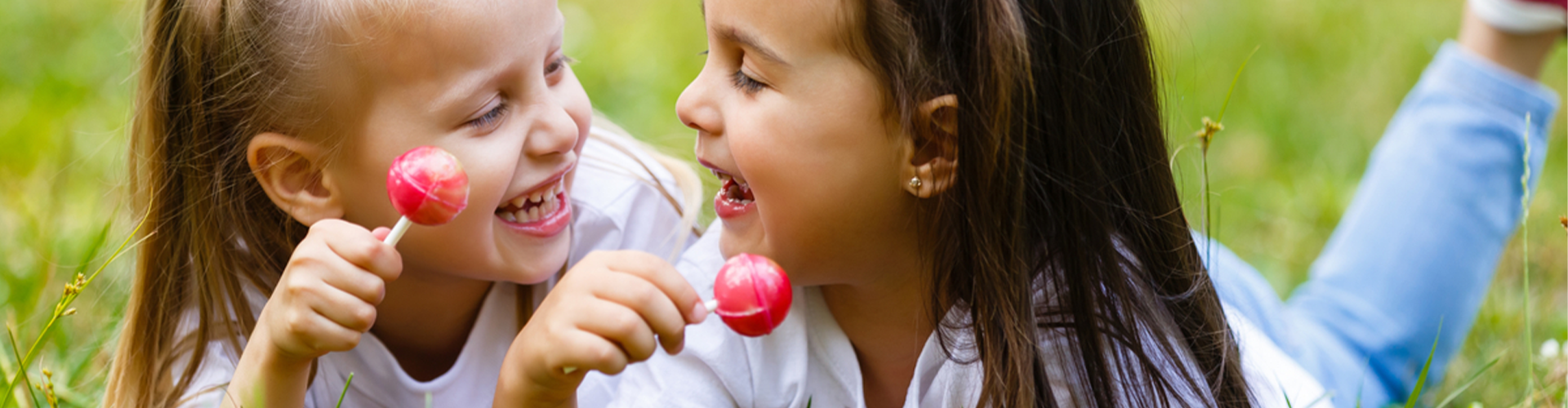 children eating suckers